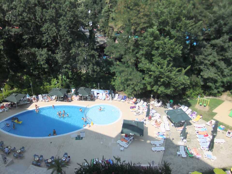 Blick vom Balkon herunter auf den Pool Odessos Park Hotel