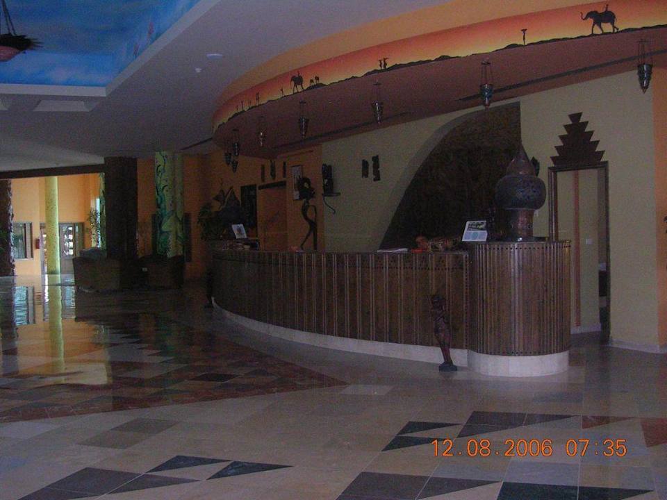 eine toll bemalte Hotelhalle Hotel African Queen
