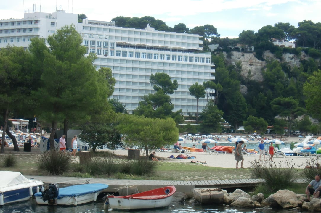 Blick vom Hafen auf das Hotel Meliá Cala Galdana