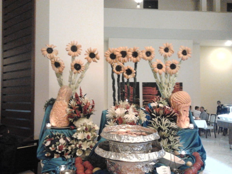 Liebevoll dekoriertes Büffet Arum Barut Collection