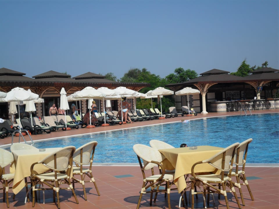 Pool in der Hotelanlage mit kleinen Geschäften Ali Bey Club