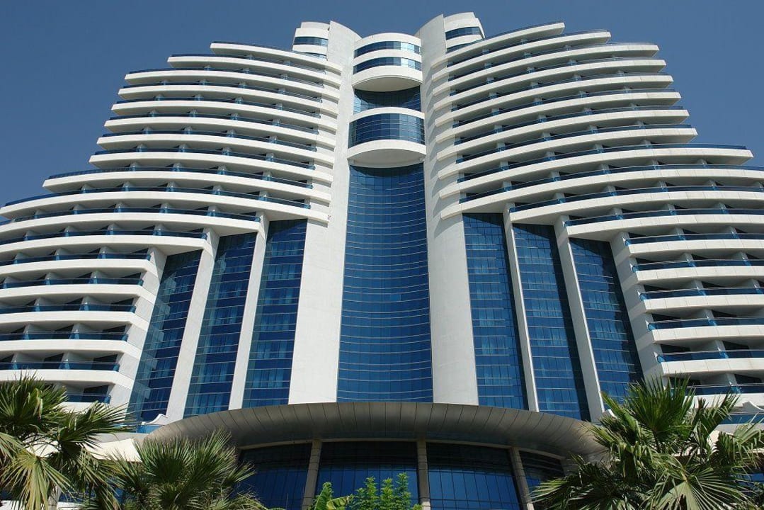 Hotel von der Poolseite aus gesehen Hotel Le Meridien Al Aqah Beach Resort