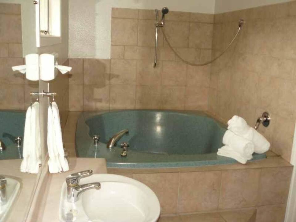 Badezimmer mit grossem Spa Hotel Silver Fern Motor Inn