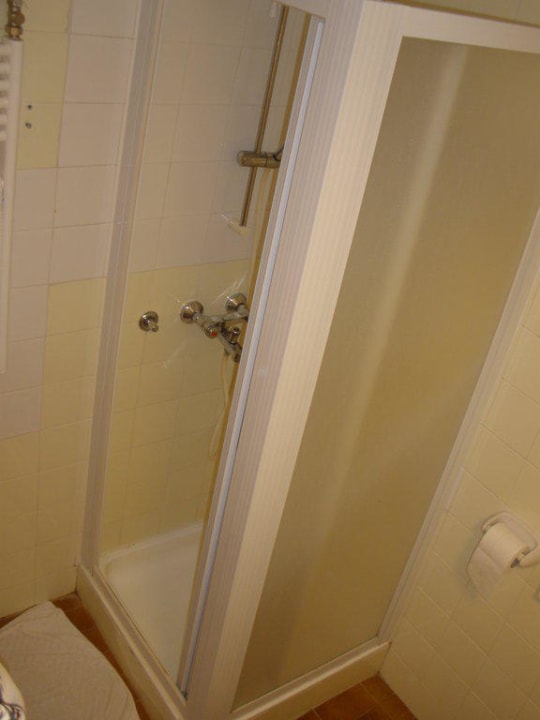 Minidusche im kleinen Badezimmer Hotel Materada Plava Laguna