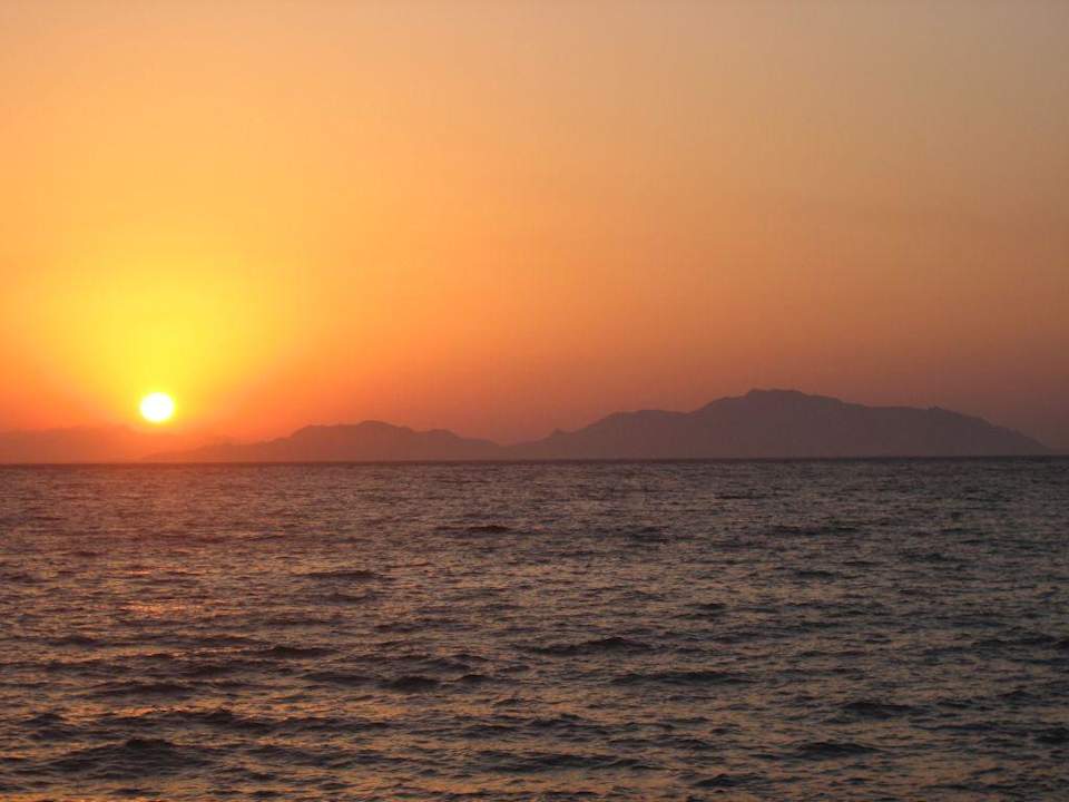 Sonnenaufgang über Tiran Island und Saudi-Arabien The Grand Hotel Sharm El Sheikh