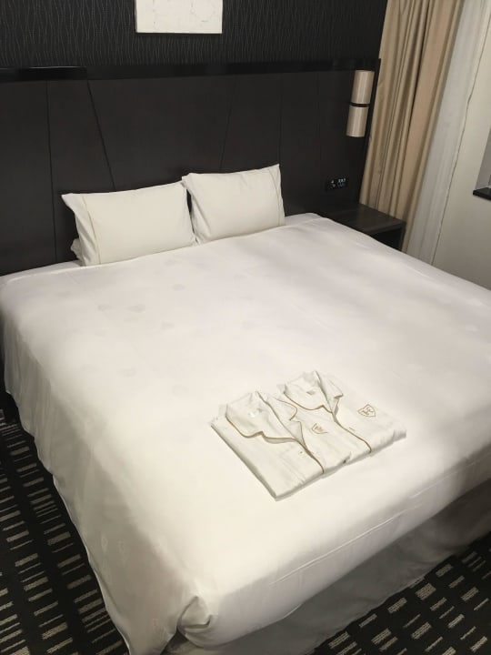 Sehr großes Bett mit Yukatas Haneda Tokyo Royal Park Hotel