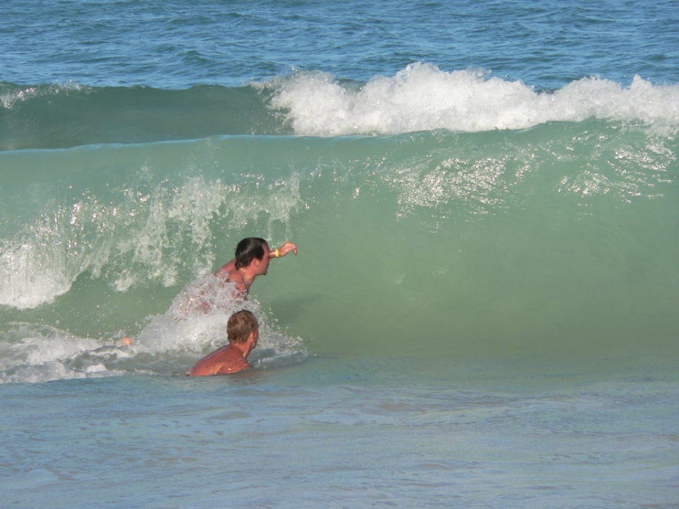 Hotelstrand mit hohen Wellen Hotel Southern Palms Beach Resort