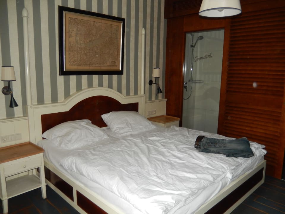 Schlafzimmer mit Blick in die verglaste Dusche Hotel Bell Rock Europa-Park