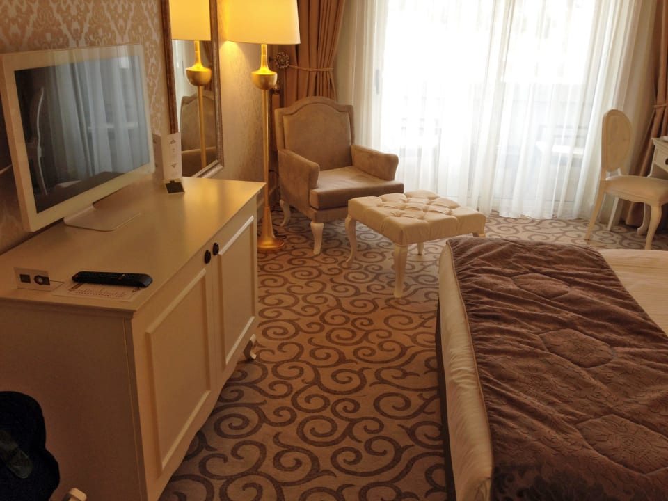 TV und Fenster Grand Pasha Hotel & Casino