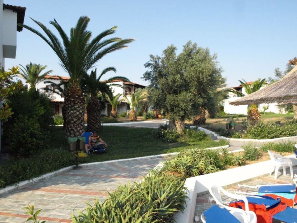 Ogrod hotelowy przy Eretria Village Eretria Hotel & Spa Resort