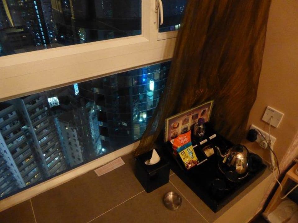 Czajnik i widok z okna Best Western Hotel Causeway Bay
