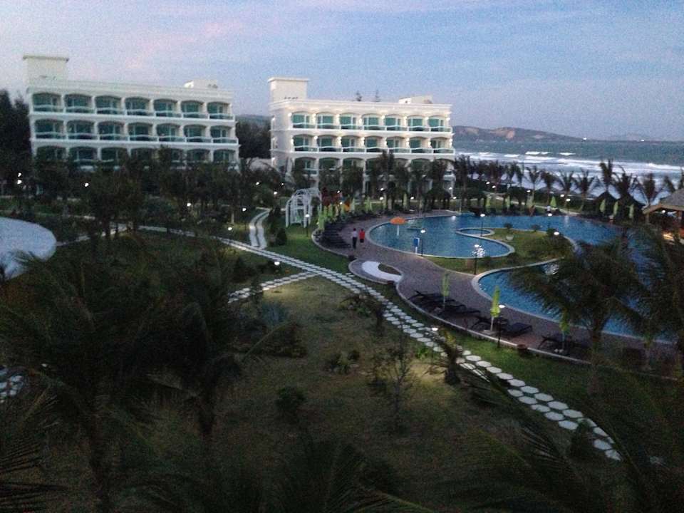 Abendlicher Blick auf die Anlage The Sailing Bay Mui Ne