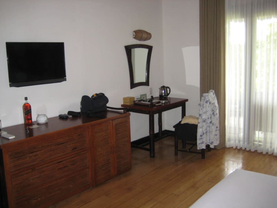 Schreibtisch und Komode Bamboo Village Beach Resort & Spa