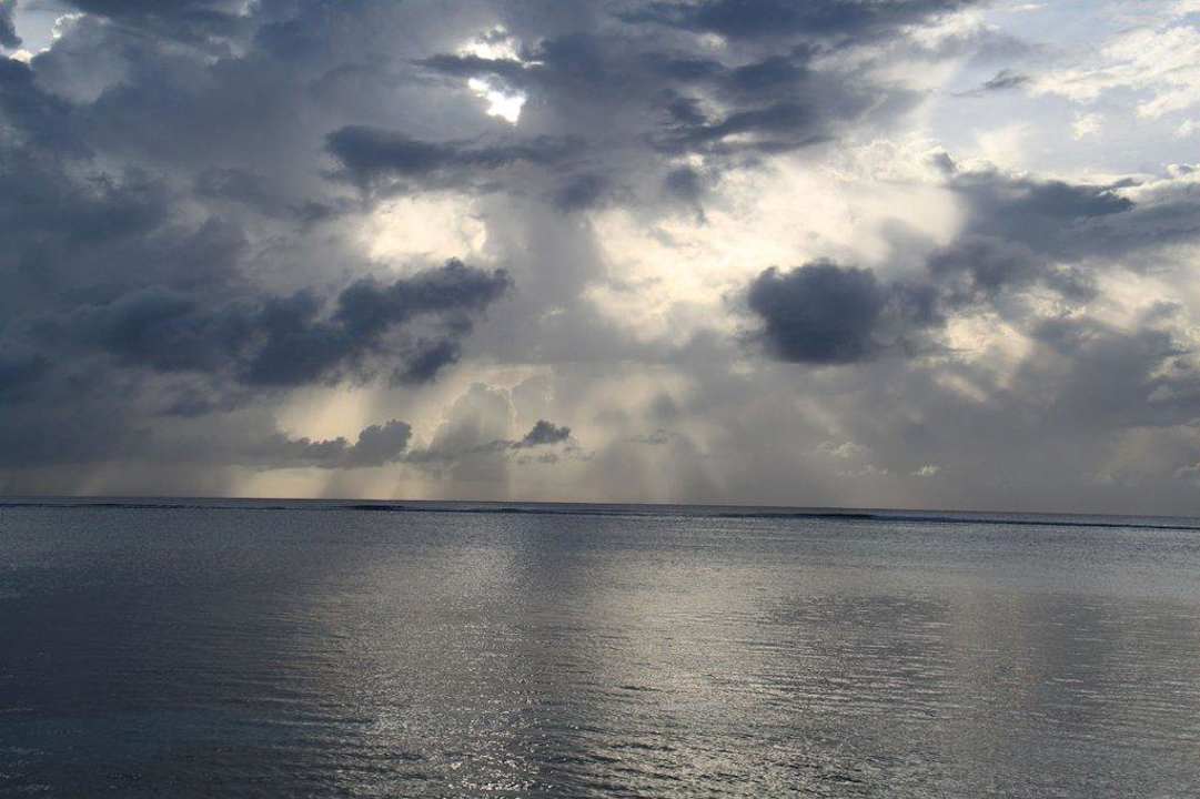 Lichtspiel beim Sonnenaufgang Meeru Maldives Resort Island
