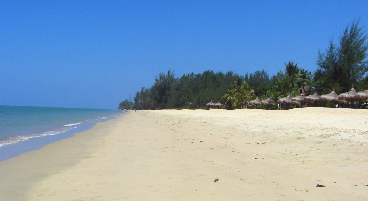 Der Hotelstrand, am Rand sind die Liegen zu sehen. C&N Kho Khao Beach Resort