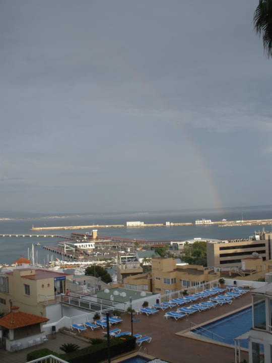 Blick auf den Hafen Porto Pi und Poolanlage Hotel Amic Horizonte