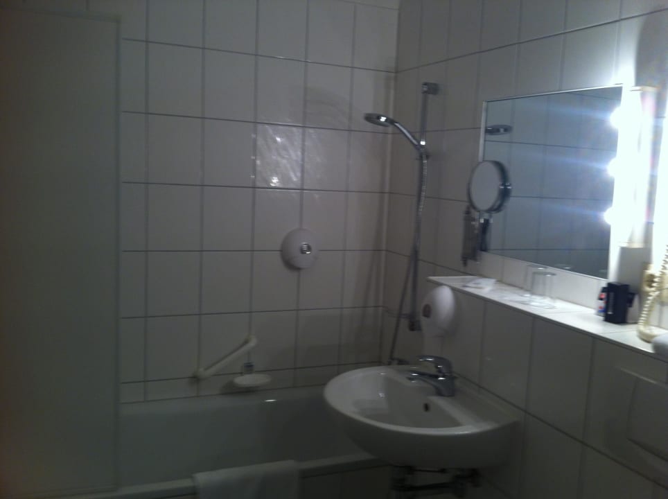 Bad Waschbecken, Wanne Days Inn Leipzig City Centre