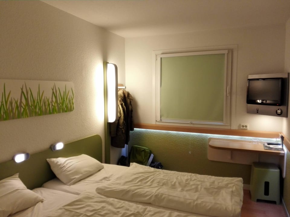 Viele Lampen. Jalousie schließt fast perfekt ibis budget Berlin City Potsdamer Platz