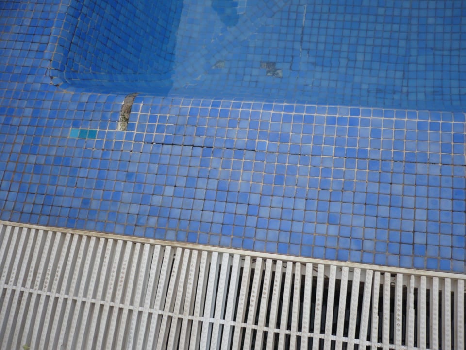 Fehlende Steine im Pool & schmutzige Einläufe Hotel Zafiro Alzinar Mar