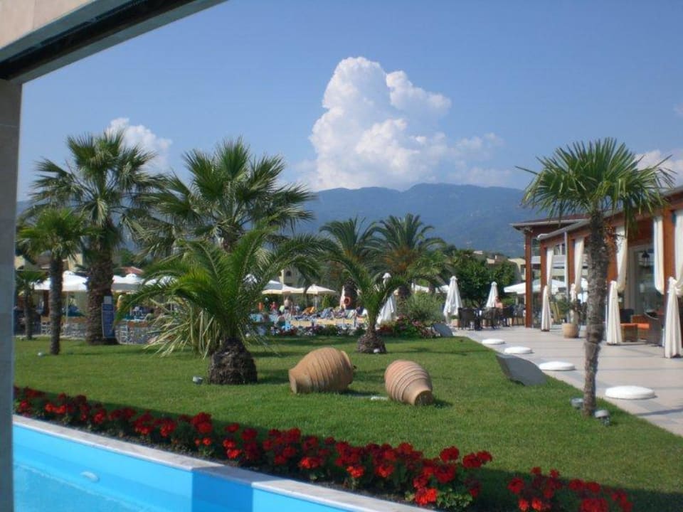 Garten und Hauptgebäude alltoura Club Hotel Poseidon Palace