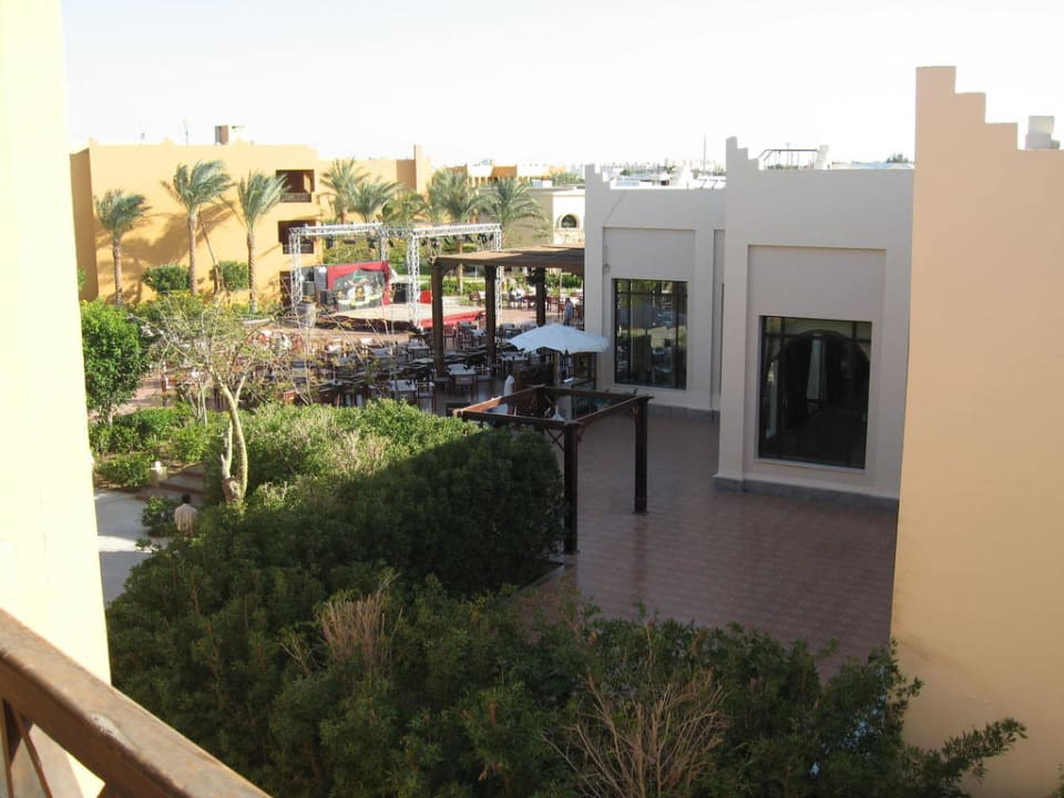 Вид на основной ресторан и площадку для анимации Stella Beach Resort & Spa Makadi Bay