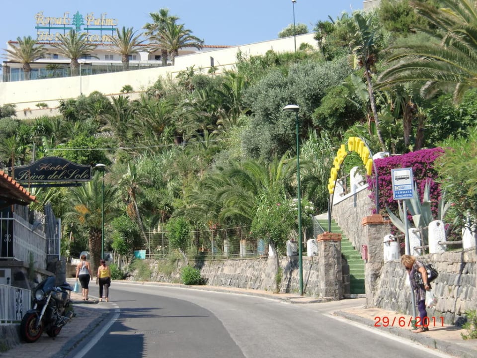 Ein Weg vom Strand zum Hotel Hotel Terme Royal Palm