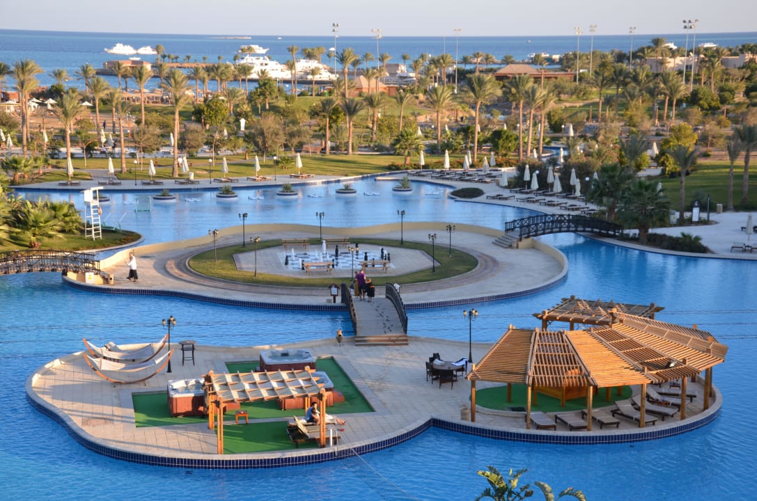 Aussicht aus Zimmer 1506 auf den Pool Steigenberger ALDAU Beach Hotel