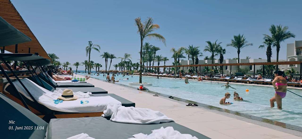 Pool Serry Beach Resort