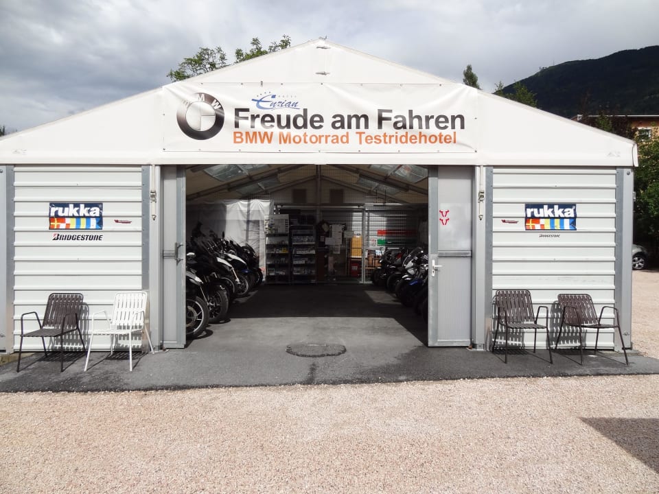 Kein Motorrad dabei? Hier gibt es genug zu mieten. Hotel Enzian
