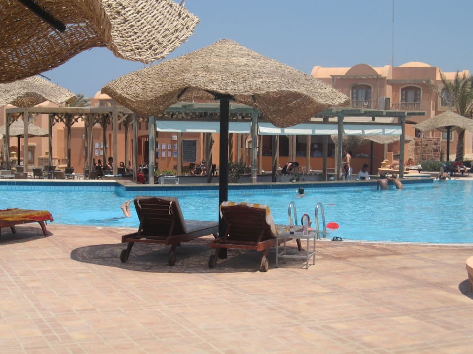 Poolbar von der nassen Seite betrachtet Radisson Blu Resort, El Quseir