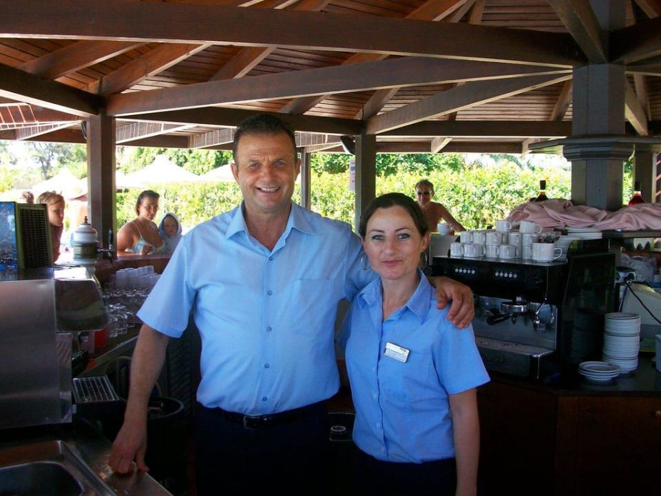 Das klasse Team der Poolbar Anissa Beach & Village