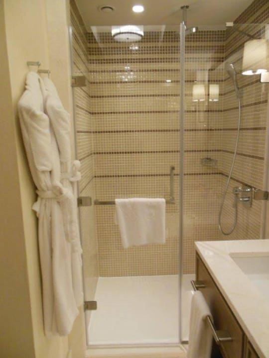 2 Bademäntel und Duschbereich Papillon Zeugma Relaxury