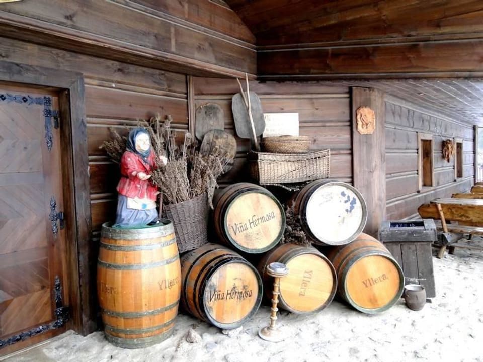 Wejście do Karczmy Rzym. Dworek nad Łąkami Kiermusy