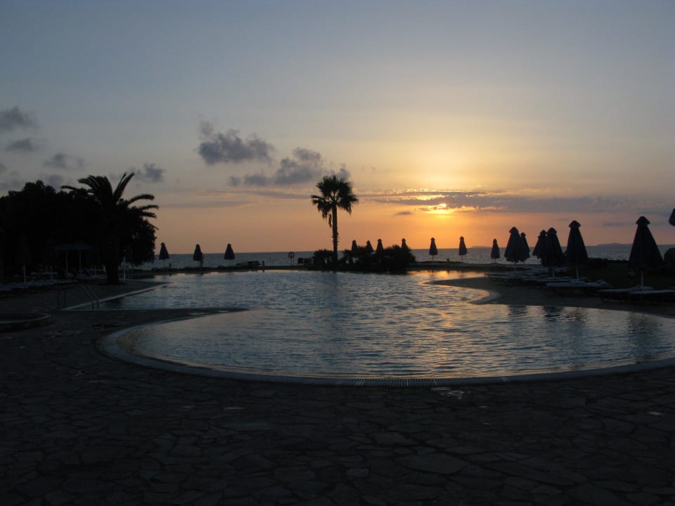 Sonnenuntergang am Pool Neptune Luxury Resort