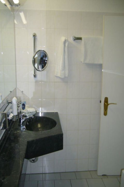 Badezimmer mit Waschbecken Relexa Hotel Bellevue Hamburg