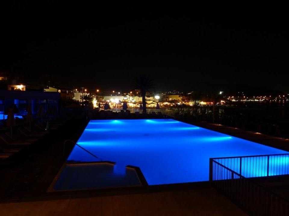 Pool bei Nacht I Resort Beach Hotel & Spa