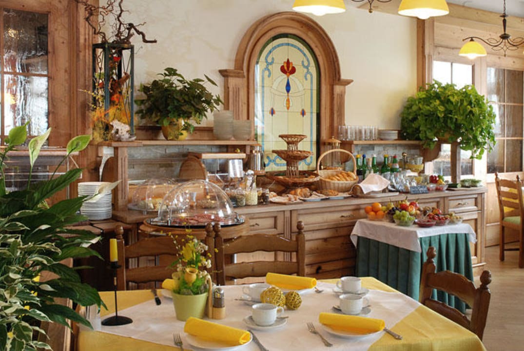 Frühstücksbuffet im Speisesaal pikant und süß Gasthaus Kramerwirt