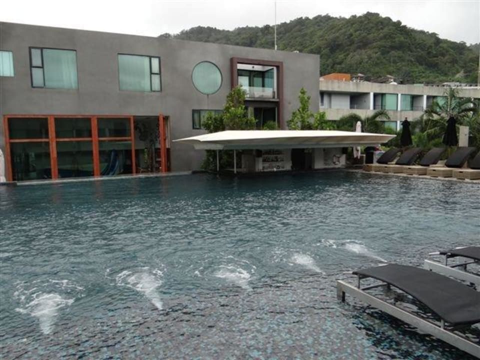 Mit Blick zur Poolbar B-Lay Tong Phuket Hotel