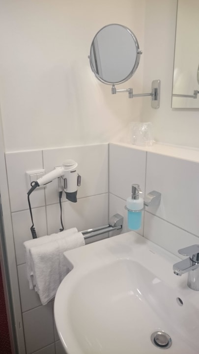 Das Bad in Zimmer 119 Hotel Hafen Büsum
