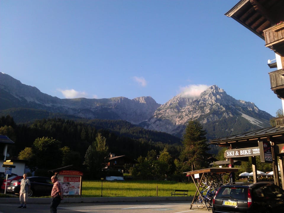 Vor dem Hotel Garni Hotel - Das Alpin Kaiserzeit