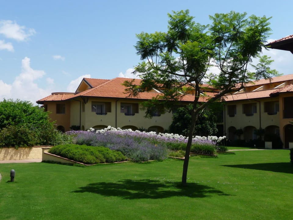 Blumenrabatte beim Haus Alfa Falkensteiner Club Funimation Garden Calabria