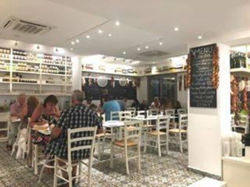 Die Taverne Louis St. Elias Resort & Waterpark