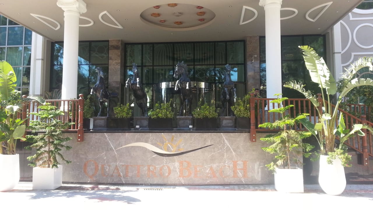 Eingang Quattro Beach Spa & Resort