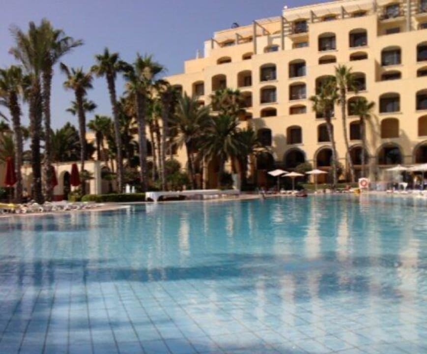 Hauptpool  Hilton Malta