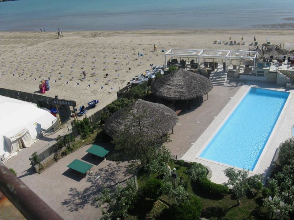 Blick auf Strand,Pool,Festzelt Grand Hotel Azzurra