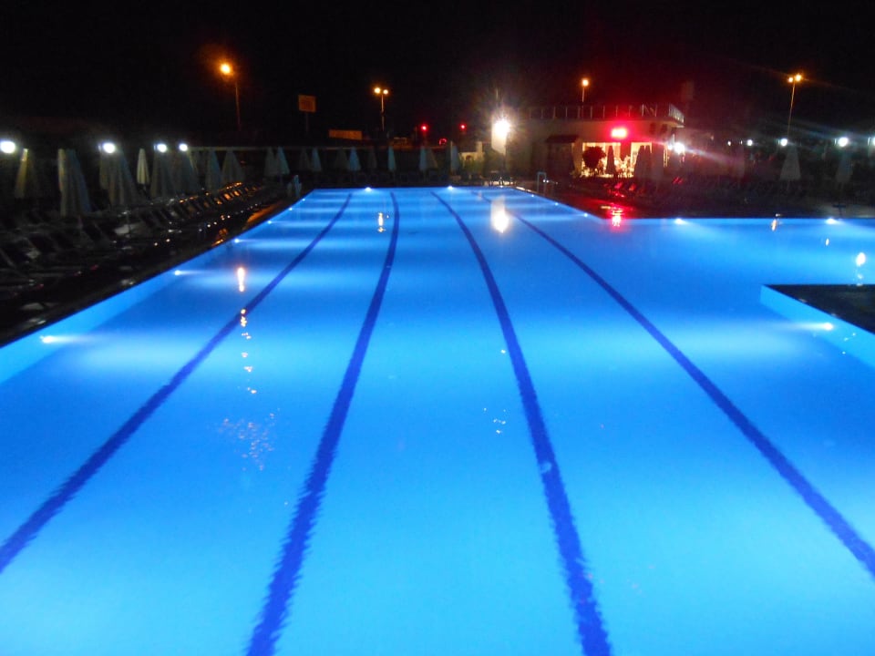 Pool bei Nacht von der Brücke  Kahya Resort Aqua & Spa