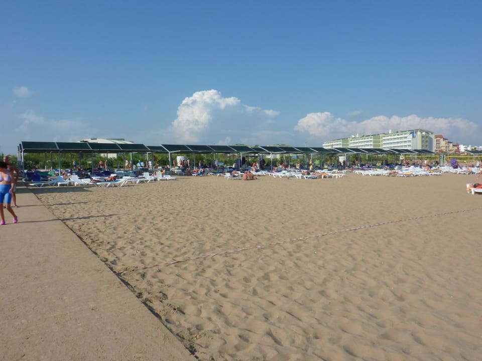 Strandliegen vom Wasser aus gesehen VONRESORT Golden Beach