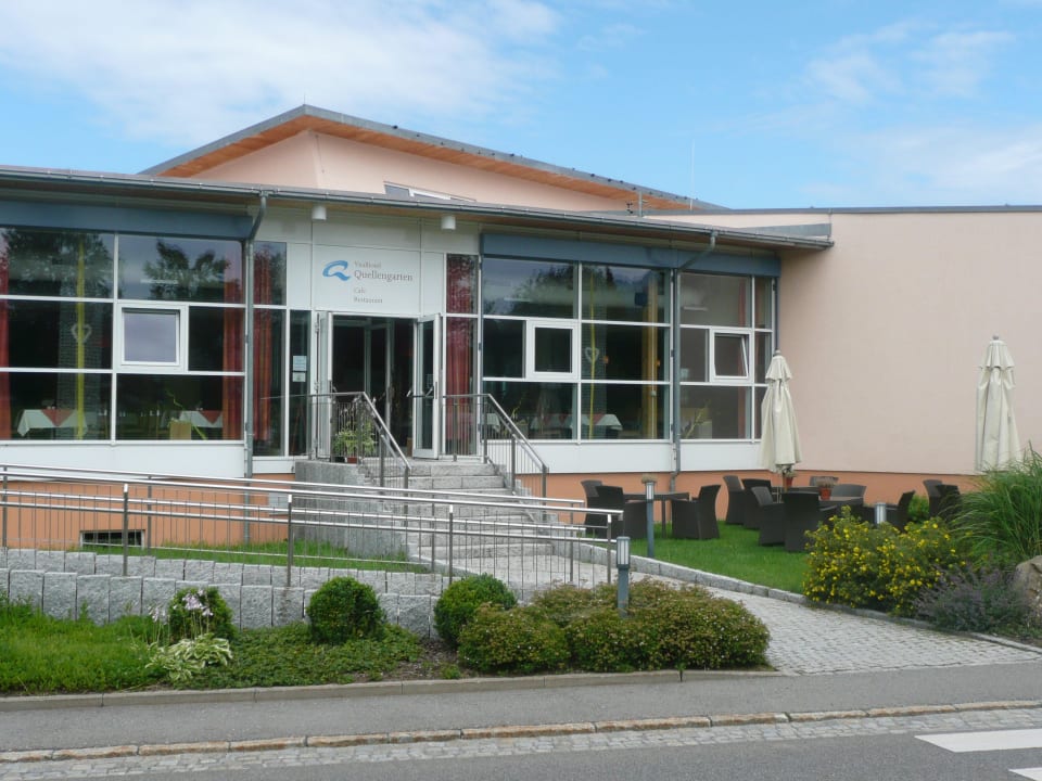 Die Sitzecke vor dem Restaurant Vitalhotel Quellengarten