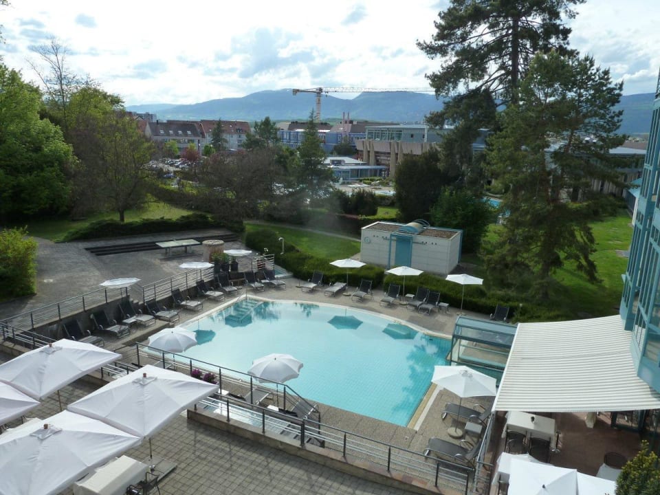 Blick auf hoteleigenen Pool und angrenzende Therme Grand Hôtel & Centre Thermal