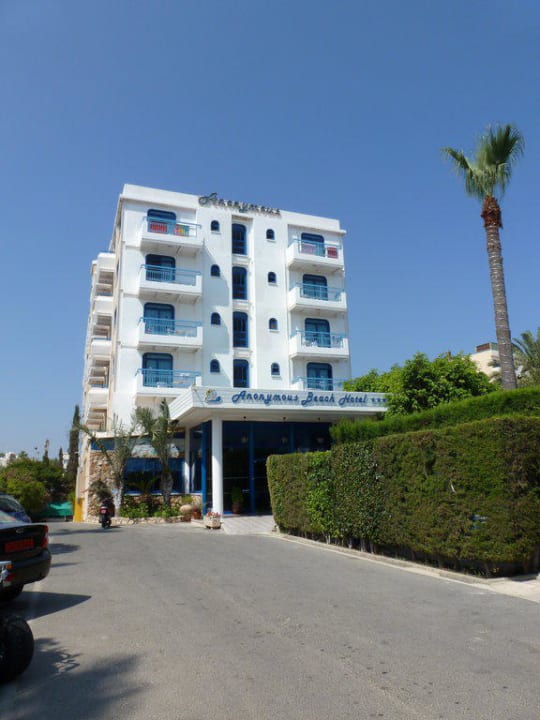 Straße zum Hotel Anonymous Beach Hotel